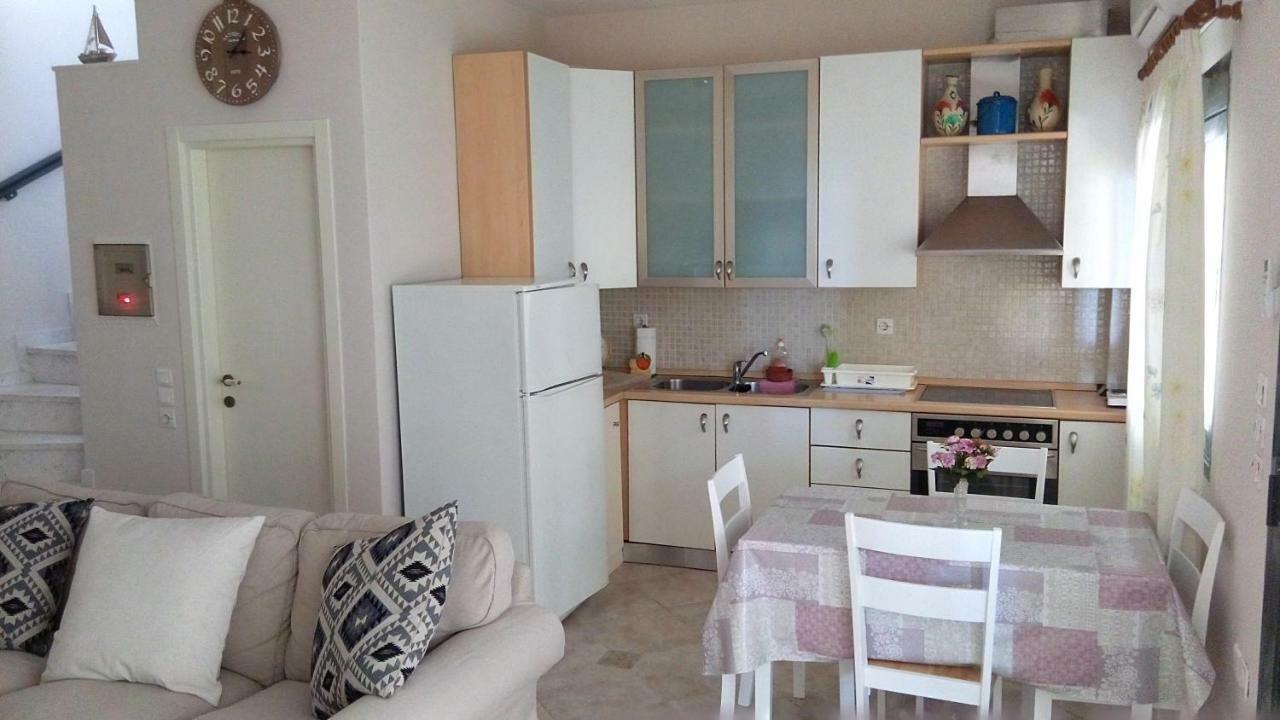 Cute Maisonette No2 On Coastal Sidewalk Nikiti  Exterior foto